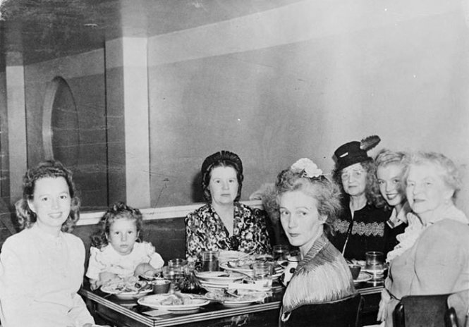 Marilyn Monroe đi ăn nhà hàng cùng gia đình, năm 1942 - Ảnh: Silver Screen Collection/Hulton Archive/Getty Images