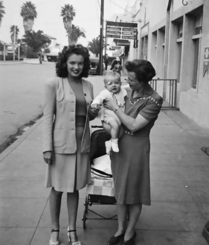 Marilyn Monroe chụp ảnh với mẹ con cô bạn năm 1941 - Ảnh: Silver Screen Collection/Hulton Archive/Getty Images