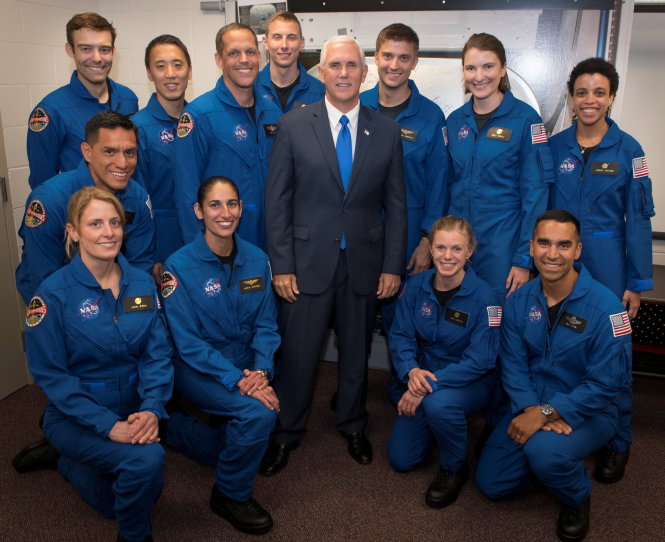 Phó tổng thống Mỹ Mike Pence (giữa) chụp ảnh cùng 12 phi hành gia mới của NASA - Ảnh: Reuters