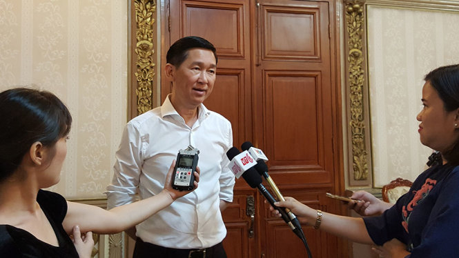 Ông Trần Vĩnh Tuyến trả lời báo chí về việc triển khai phố đi bộ Bùi Viện - Ảnh: MAI HOA