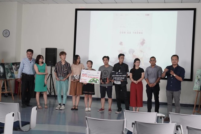 Các nhóm làm phim nhận giải thưởng từ BTC Sfilm Contest tối 8-6 - Ảnh: Phương Lê