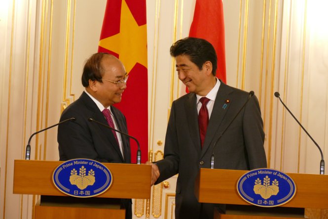 Thủ tướng Nguyễn Xuân Phúc và Thủ tướng Shinzo Abe - Ảnh: Lê Kiên