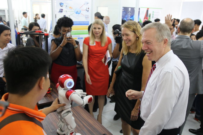 Đại sứ Mỹ Ted Osius (bìa phải) tham quan khu triển lãm dự án công nghệ của ĐH Lạc Hồng - Ảnh: Tường Hân
