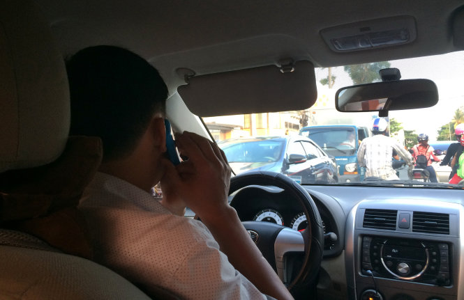 Xử phạt nặng hành vi vừa lái xe vừa gọi điện thoại sẽ góp phần giảm tai nạn giao thông - Ảnh: Châu Anh