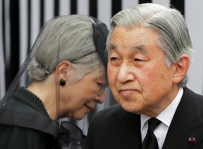Phút giây chia sẻ giữa Nhật hoàng Akihito và Hoàng hậu Michiko tại Tokyo tháng 6-2012 - Ảnh: Reuters