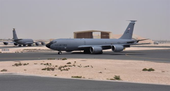 Máy bay tiếp liệu trên không KC-135 của không quân Mỹ tại căn cứ Al Udeid của Qatar tháng 3-2016. Pháo đài bay B-52, máy bay ném bom chiến lược B-1 của Mỹ cũng đã từng xuất hiện tại căn cứ này - Ảnh: US Air Force