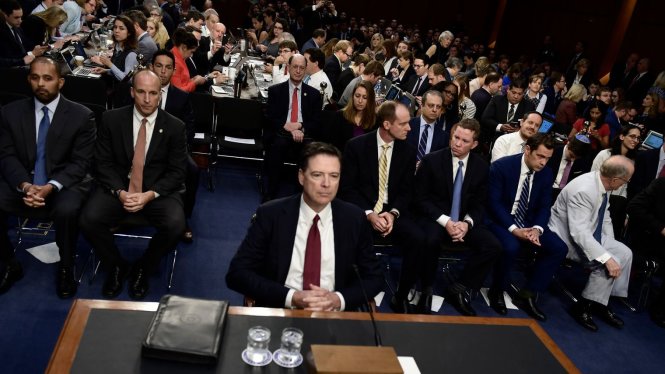 Cựu giám đốc FBI ngồi trình bày trước Ủy ban Tình báo Thượng viện Mỹ sáng 8-6 - Ảnh: AFP