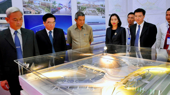 Lãnh đạo UBND tỉnh Đồng Nai và Tổng công ty Cảng hàng không Việt Nam - CTCP (ACV) xem các phương án kiến trúc sân bay Long Thành được trưng bày để lấy ý kiến người dân (ảnh chụp ngày 28-12-2016) - Ảnh: A Lộc
