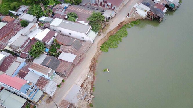 Khu vực bờ sông Vàm Nao (Chợ Mới, An Giang) bị sạt lở nghiêm trọng - Ảnh: Nguyễn Trường