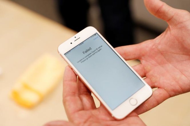 Một chiếc iPhone bị hỏng được sửa chữa tại một cửa hàng dịch vụ bên thứ ba được Apple ủy quyền tại Sunnyvale, California - Ảnh: Reuters
