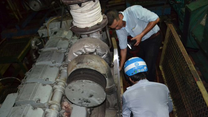 Tổ thẩm định độc lập của UBND tỉnh Bình Định kiểm tra máy tàu vỏ thép của ngư dân ở TP Quy Nhơn (tỉnh Bình Định) - Ảnh: Duy Thanh