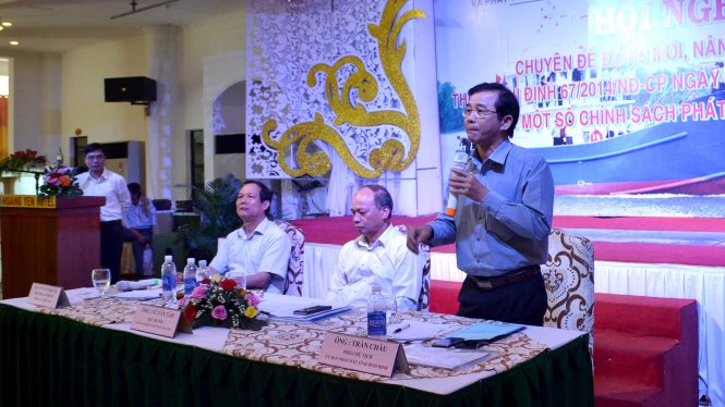 Phó chủ tịch UBND tỉnh Bình Định Trần Châu tranh luận với đại diện Ngân hàng Nhà nước VN về việc ngân hàng thu sổ đỏ của ngư dân để làm tài sản thế chấp vay vốn đóng tàu Nghị định 67 - Ảnh: Duy Thanh