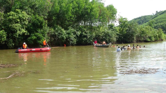 Lực lượng cứu hộ tiếp tục khoanh vùng tìm kiếm thi thể hai học sinh con lại - Ảnh: Trần Mai