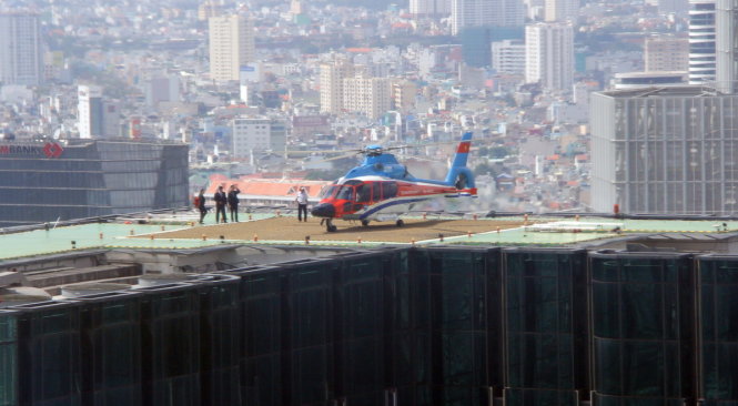 Trực thăng bay đón khách từ sân bay Tân Sơn Nhất đáp xuống toà nhà Times Square chiều 9-6 - Ảnh: Q.KHẢI
