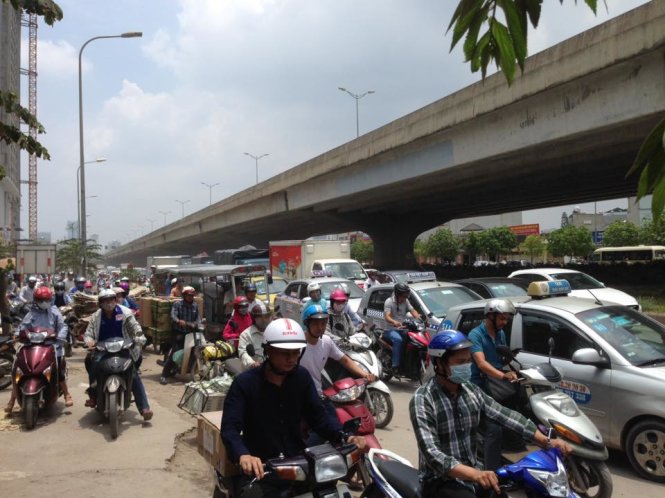 Vụ tai nạn khiến đường Nguyễn Xiển bị ùn tắc kéo dài. ảnh : Chí Tuệ