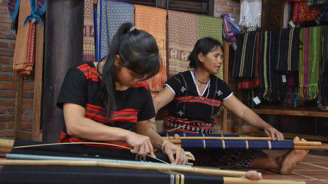 Nghệ nhân của các làng nghề sẽ trình diễn nghề ươm tơ, dệt lụa ngay tại không gian làng lụa Hội An - Ảnh: THANH BA