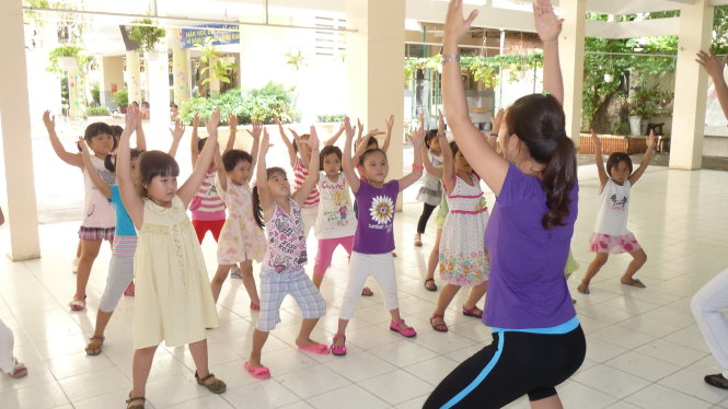 Một tiết học thể dục nhịp điệu trong hè của học sinh tại Trường tiểu học Nguyễn Bỉnh Khiêm (Q.1, TP.HCM). Đây là ngôi trường đã đưa các môn năng khiếu, kỹ năng sống vào chương trình sinh hoạt hè từ năm 2010 - Ảnh: H.HG.