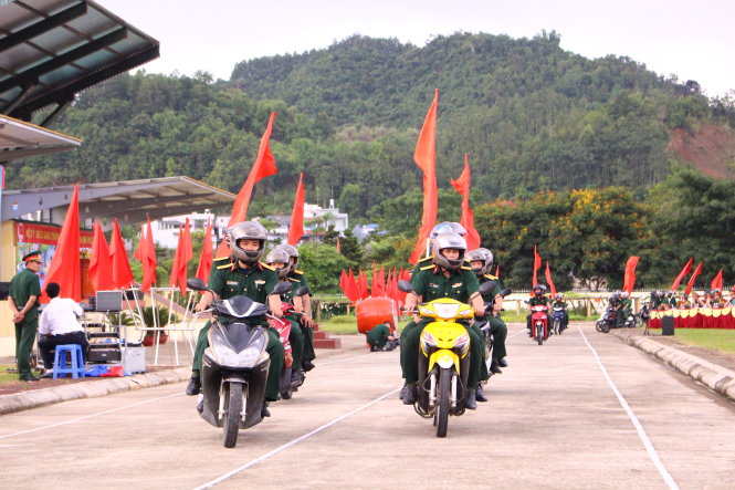 Tuần hành tuyên truyền lái xe an toàn - Ảnh: HÀ THANH