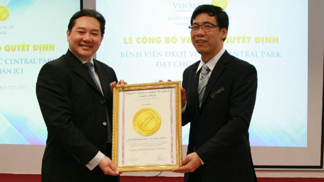 Ông Paul Chang, Phó Chủ Tịch JCI, trao chứng chỉ JCI cho Bệnh viện Đa khoa Quốc tế Vinmec Central Park - Ảnh do bệnh viện cung cấp
