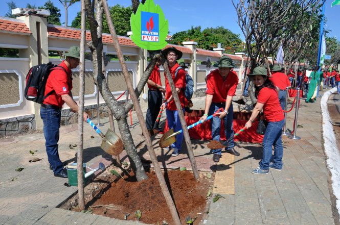 Các bạn trẻ PVEP trồng cây xanh xung quanh Đền thờ liệt sĩ 
TP Vũng Tàu - Ảnh: ĐÔNG HÀ