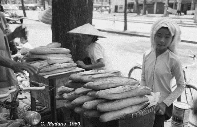 Một quầy bán bánh mì Sài Gòn năm 1950