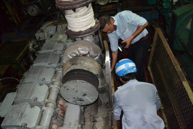 Tổ thẩm định độc lập kiểm tra máy tàu vỏ thép của ngư dân do Công ty Nam Triệu đóng - Ảnh: D.Thanh
