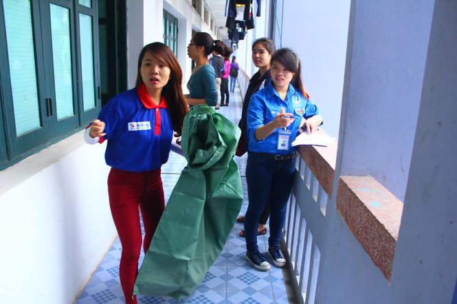 Thành viên của nhóm đi thu gom phế liệu - Ảnh: NVCC
