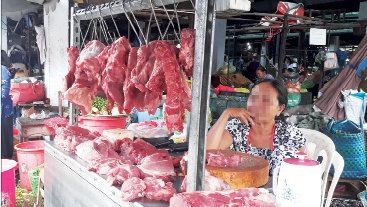 Tiểu thương bán thịt tại các chợ cho biết việc buôn bán ế ẩm hơn, sau khi các doanh nghiệp mở các điểm bán thịt giá rẻ - Ảnh: C.Trung