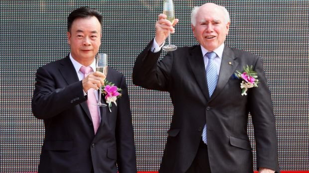 Doanh nhân người Úc gốc Hoa Chau Chak Wing (trái) nâng ly cùng cựu Thủ tướng Úc John Howard trong một sự kiện năm 2011. Ông Howard từng là chủ tịch đảng Tự do Úc trước khi lên làm thủ tướng - Ảnh: UTS