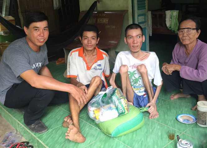 Nguyễn Văn Vẹn (bìa trái) đến thăm và tặng quà cho một gia đình nghèo - Ảnh: Thành Nhơn