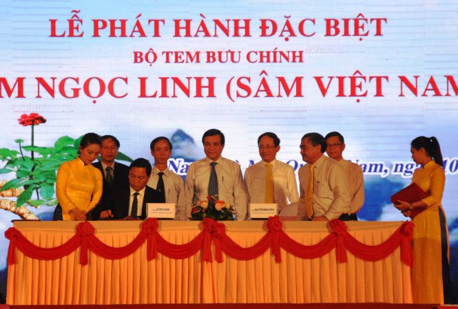 Lễ phát hành đặc biệt bộ Tem “Sâm Ngọc Linh” và ký quyết định bàn giao cho tỉnh Quảng Nam. Ảnh: L.T