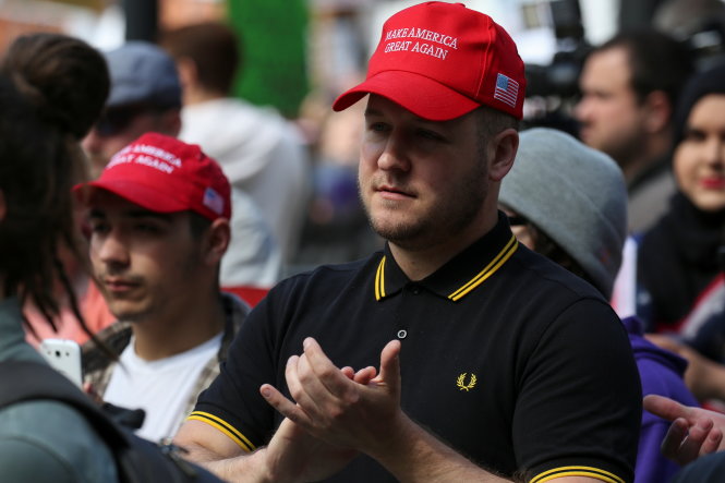 Người Mỹ ủng hộ Tổng thống Donald Trump trong cuộc tuần hành tại Seattle ngày 10-6 - Ảnh: Reuters
