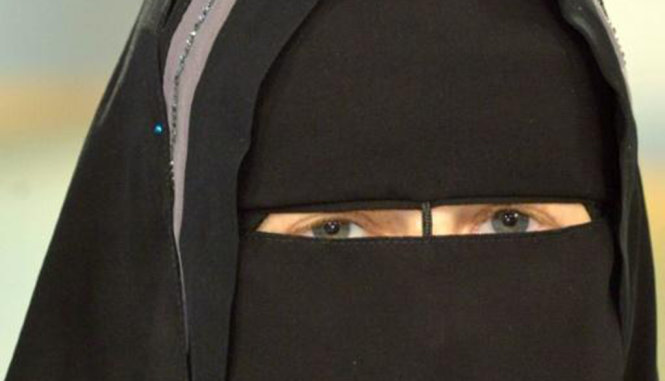 Một phụ nữ Hồi giao mang mạng che mặt - Ảnh: AFP