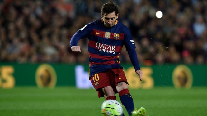 Rất nhiều thanh thiếu niên các nước vùng Vịnh mến mộ Messi nhưng giờ đây phải tạm cất đi niềm đam mê của mình - Ảnh: AFP