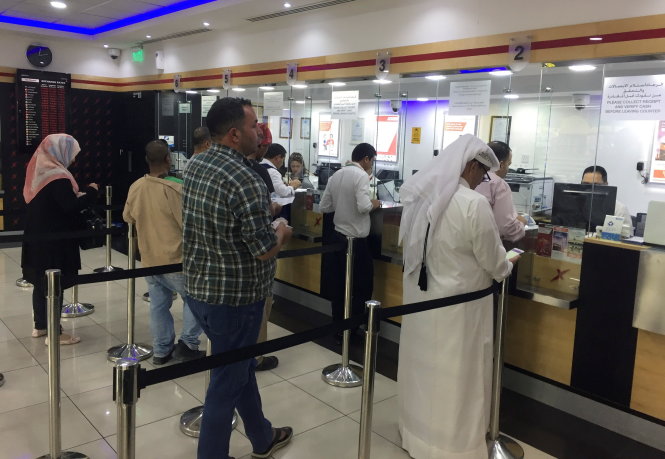 Xếp hàng đổi tiền tại một điểm đổi tiền ở thủ đô Doha của Qatar ngày 11-6 - Ảnh: Reuters