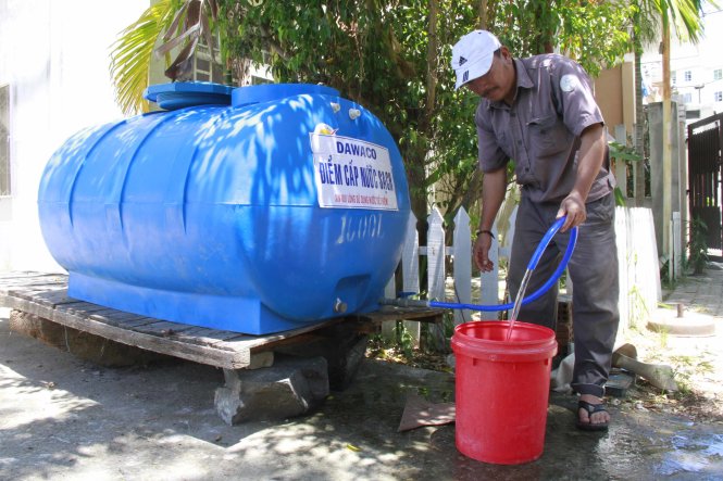 Nắng nóng diễn ra khiến nhiều quận của Đà Nẵng thiếu nước nghiêm trọng, công ty CP cấp nước phải đầu tư bể nước di động cấp nước cho dân - Ảnh: Đoàn Cường
