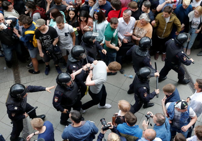 Người tham gia biểu tình có biểu hiện quá khích bị cảnh sát bắt giữ - Ảnh: Reuters