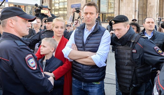 Nhân vật đối lập Alexei Navalny cùng vợ và con trai trong cuộc biểu tình ở phố Tverskaya hồi tháng 3 vừa qua - Ảnh: AFP