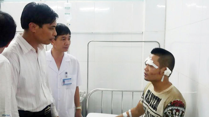 Phó Chủ tịch UBND tỉnh Quảng Ninh Vũ Văn Diện thăm hỏi, động viên nạn nhân trong vụ va chạm phương tiện thủy nội địa - Ảnh: Cổng thông tin điện tử tỉnh Quảng Ninh