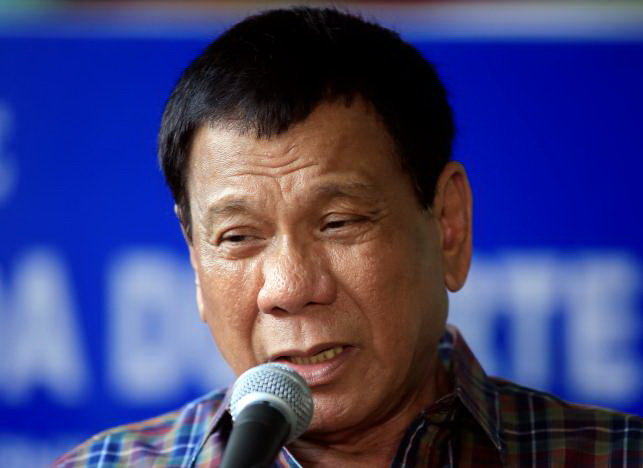 Ông Duterte trả lời phỏng vấn khi đến thăm bệnh viện quân đội Cagayan De Oro ngày 11-6 - Ảnh: Reuters