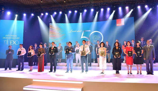 Bà Lê Thị Hoa - Ủy viên HĐQT Vietcombank (hàng đầu, thứ 2 từ phải sang) nhận Chứng nhận 50 Công ty kinh doanh hiệu quả nhất Việt Nam năm 2016”