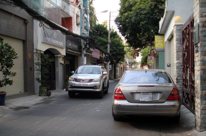Nhà chật, đậu xe trước cửa nhà thường xuyên trên đường Đặng Văn Ngữ (Phú Nhuận, TP.HCM) vốn chiều ngang 4-5m nhỏ xíu và đoạn đường này gần ngã ba Nguyễn Trọng Tuyển thường kẹt xe - Ảnh: M.D.