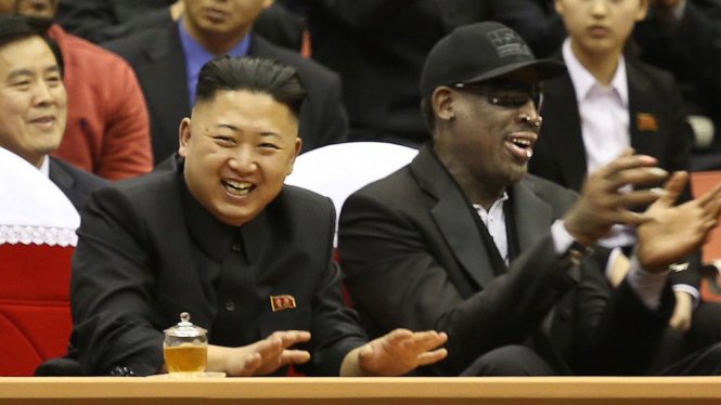 Nhà lãnh đạo Triều Tiên Kim Jong Un ngồi cạnh cựu ngôi sao bóng rổ Dennis Rodman trong một chuyến thăm của ông Rodman tới Triều Tiên năm 2013 - Ảnh: AP
