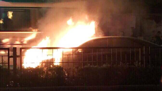 Hiện trường chiếc xe Camry bị bốc cháy ngùn ngụt trong đêm 13-6 - Ảnh: Thủy Trần