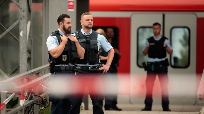 Cảnh sát bảo vệ hiện trường vụ nổ súng tại ga tàu điện ngầm Unterfoehring - Ảnh: AFP