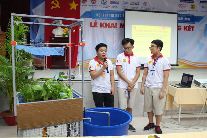 Tôn Nguyễn Hữu Tâm, Nguyễn Phạm Anh Minh và Nguyễn Tường Linh giới thiệu VAC auto qua các cuộc thi - Ảnh: NVCC