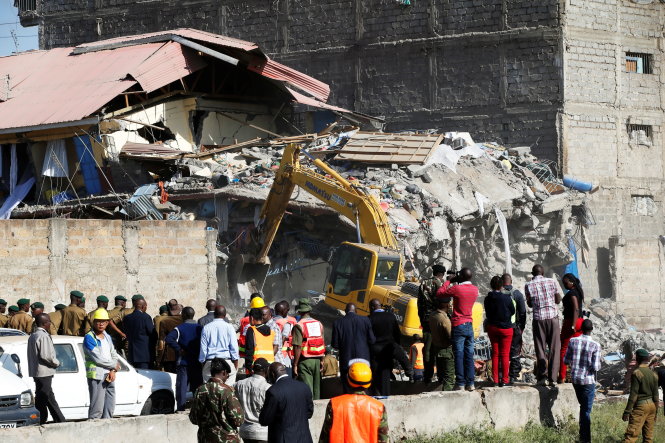 Cứu hộ dùng cần cẩu đào bới đống đổ nát sát 13-6 - Ảnh: Reuters