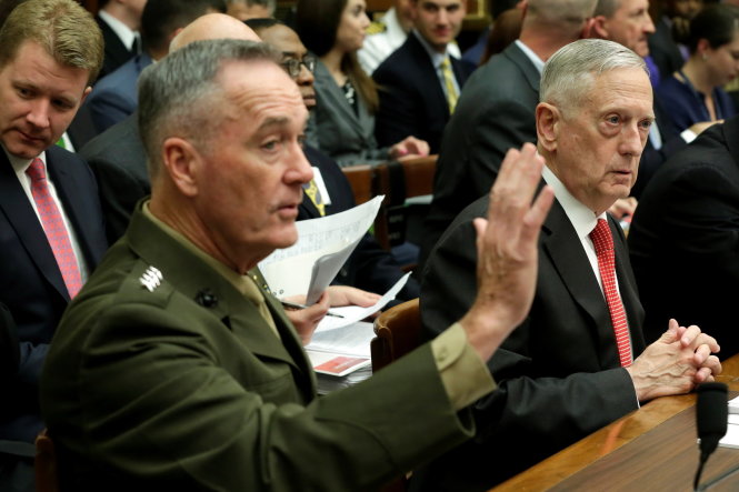 Bộ trưởng James Mattis (phải) và tướng Joseph Dunford tại buổi điều trần ở Hạ viện tại Washington, ngày 12-6 - Ảnh: Reuters