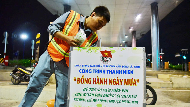 Thùng áo mưa miễn phí tại hầm sông Sài Gòn phục vụ người dân 24/24 - Ảnh: HỮU THUẬN