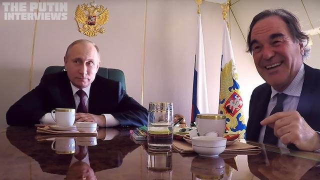 Tổng thống Vladimir Putin (trái) trong lần trả lời phỏng vấn với đạo diễn Oliver Stone (phải) ở Nga - Ảnh chụp màn hình